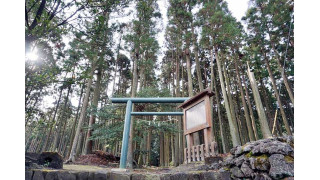  Đền Hajikama (Izu Oshima) nằm ở phía đông bắc của đảo Izu Oshima